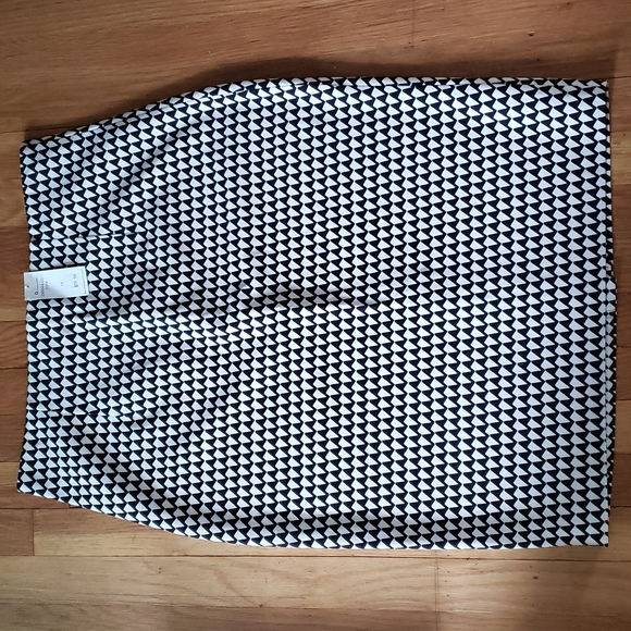 Banana Republic Dresses & Skirts - Banana Republic Black & White Stretch Pencil Skirt Size 14 NWT
